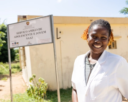 Une infirmière africaine sourit pour une photo devant un centre de santé