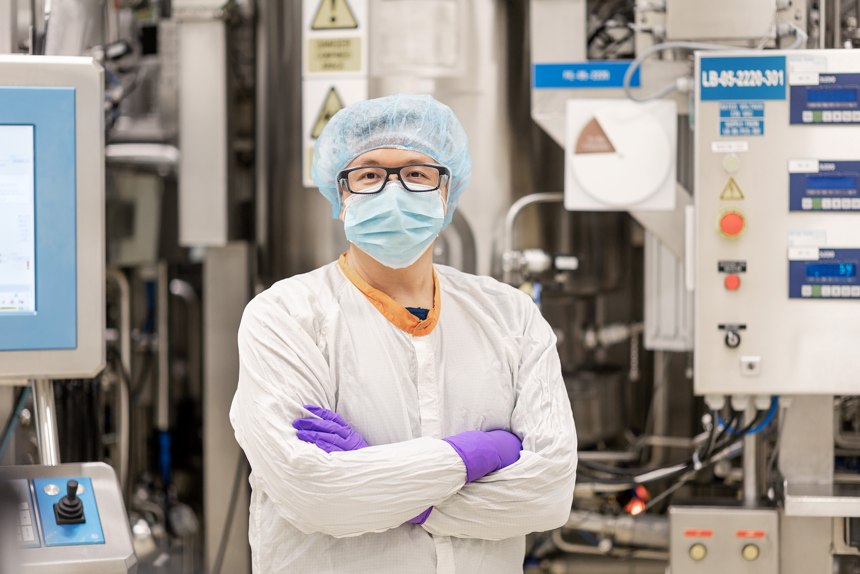 Un employé croise les bras et prend la pose dans un laboratoire