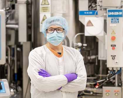 Un employé croise les bras et prend la pose dans un laboratoire