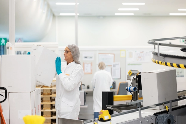 Deux scientifiques travaillant dans un laboratoire