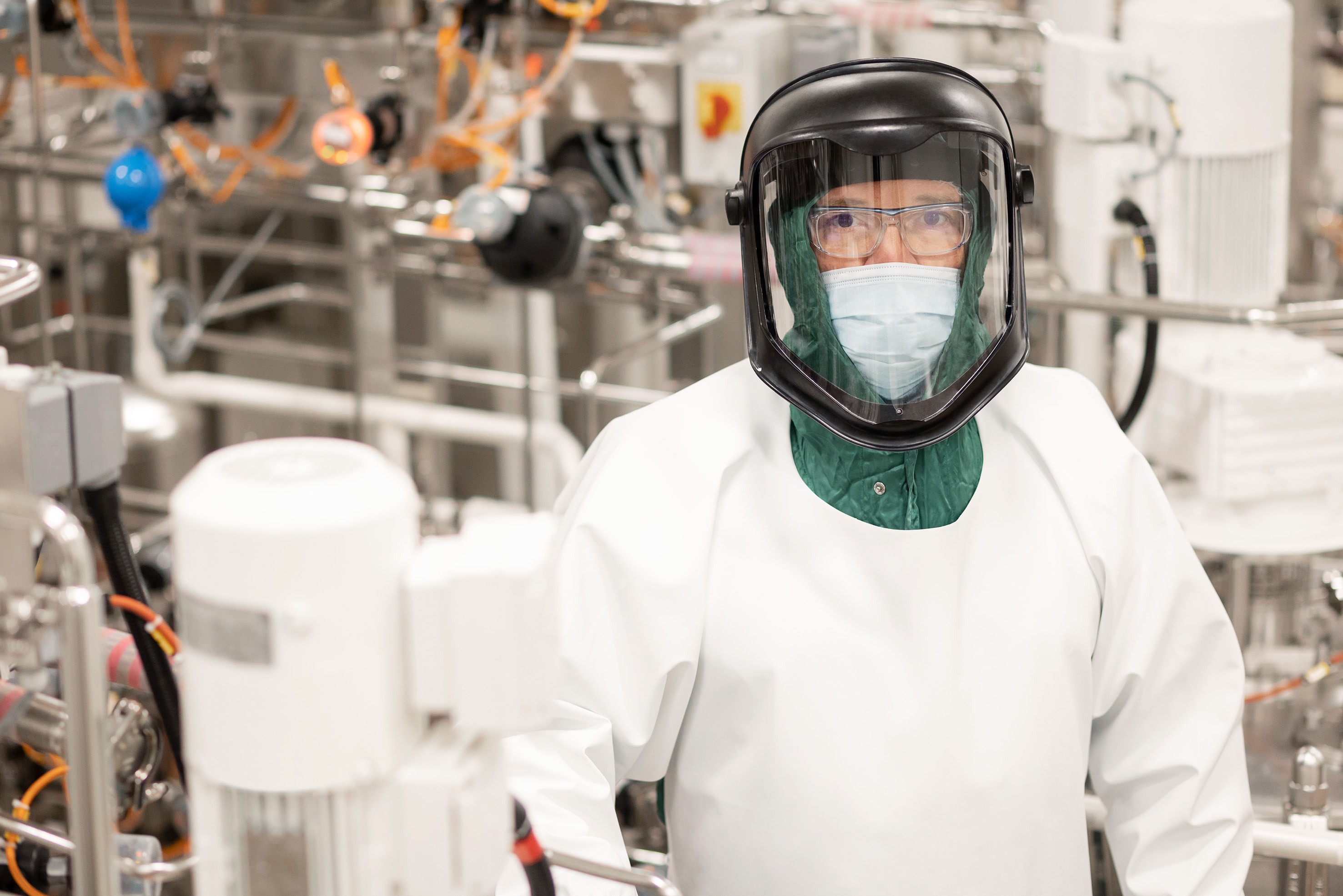 Une femme en combinaison étanche dans un laboratoire