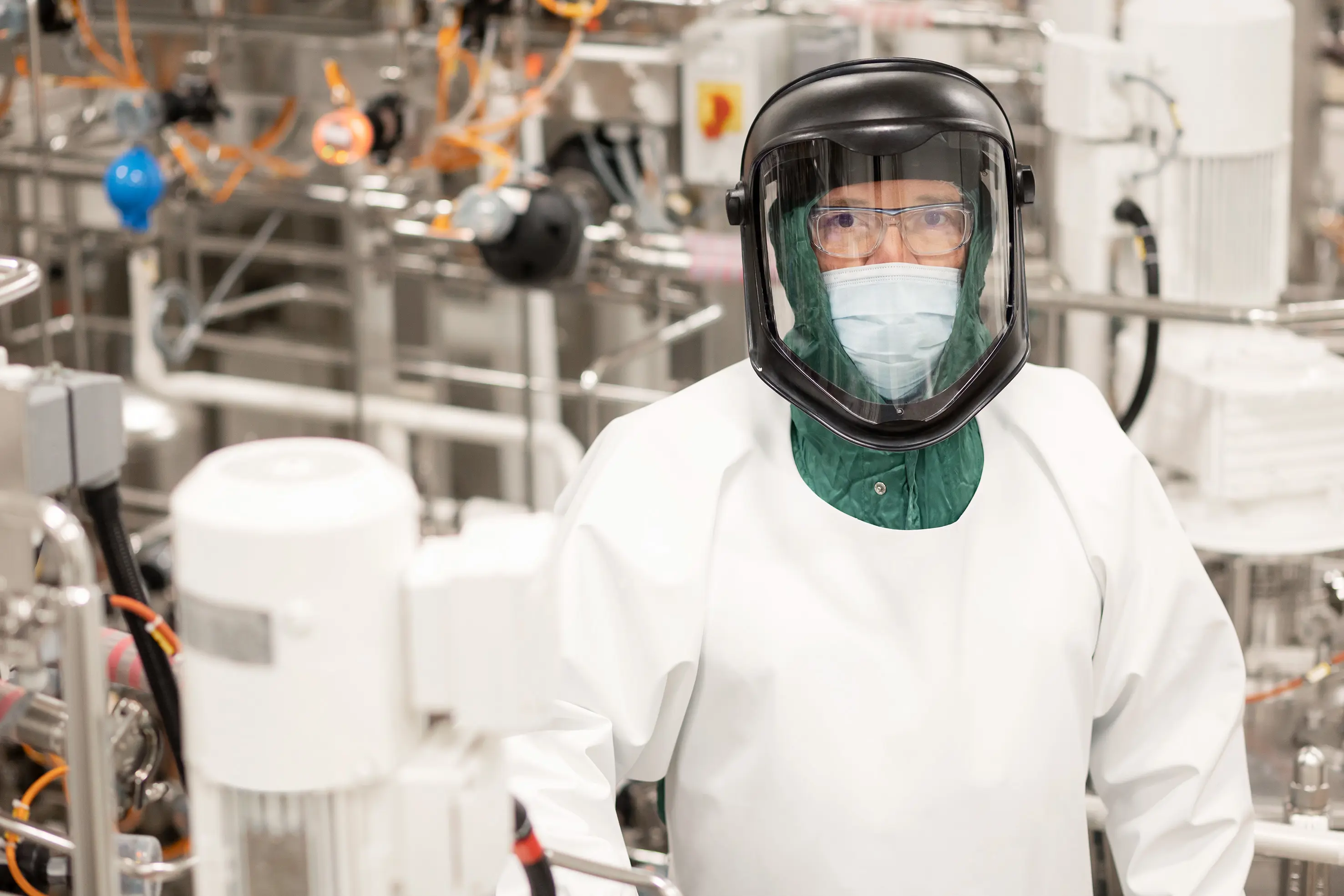 Une femme en combinaison étanche dans un laboratoire