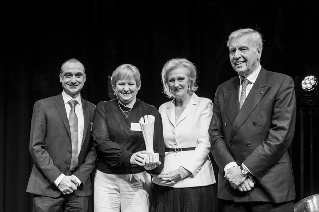 GSK team celebrates winning the 2025 essenscia Innovation Award for RSV vaccine.