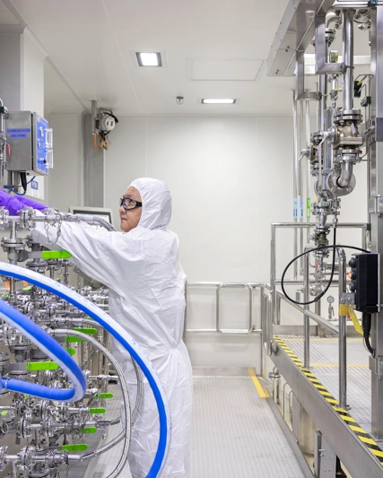 Un employé travaillant dans un laboratoire