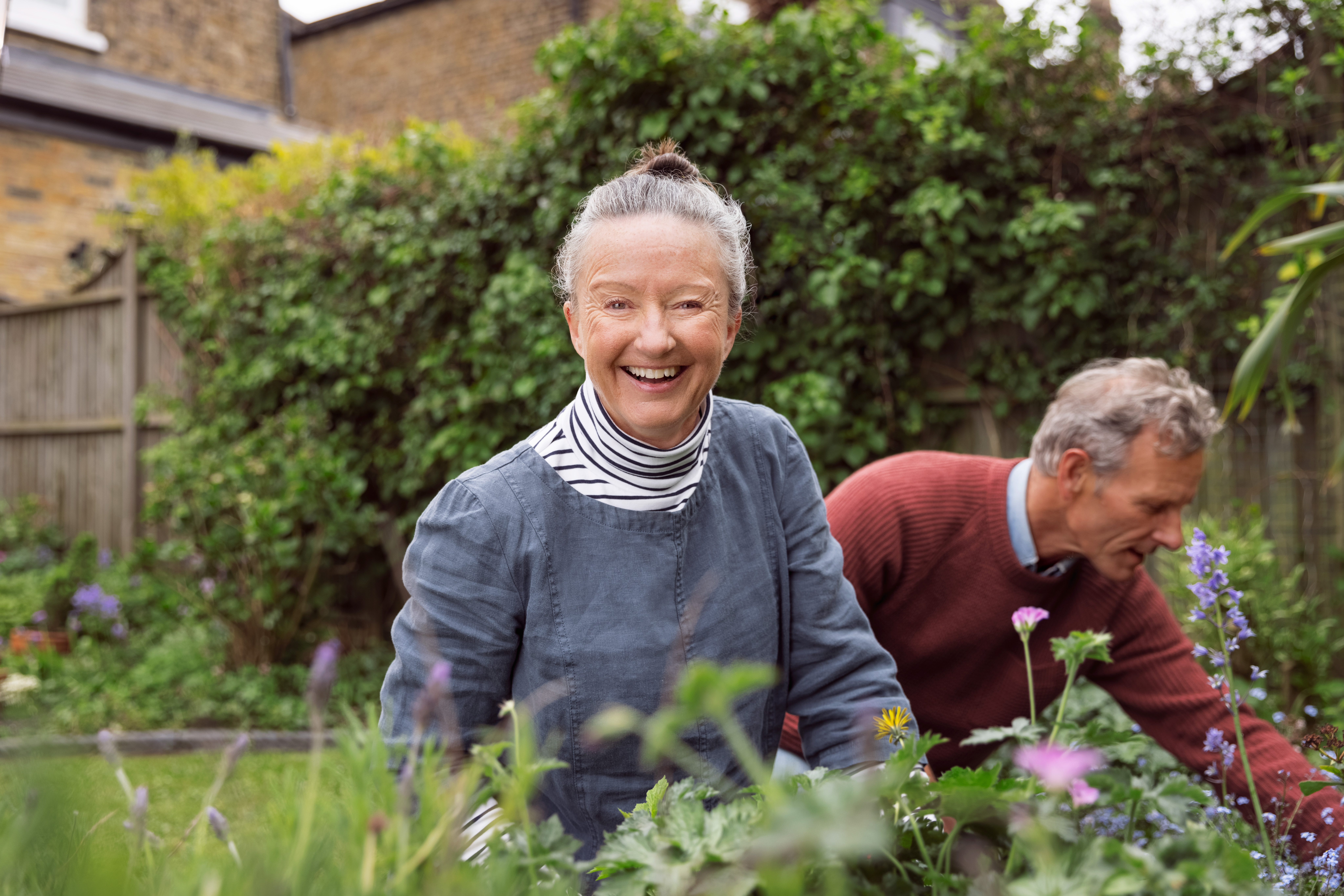 Un couple de patients âgés dans leur jardin