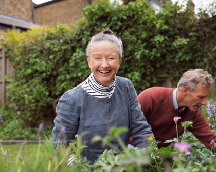 Un couple de patients âgés dans leur jardin