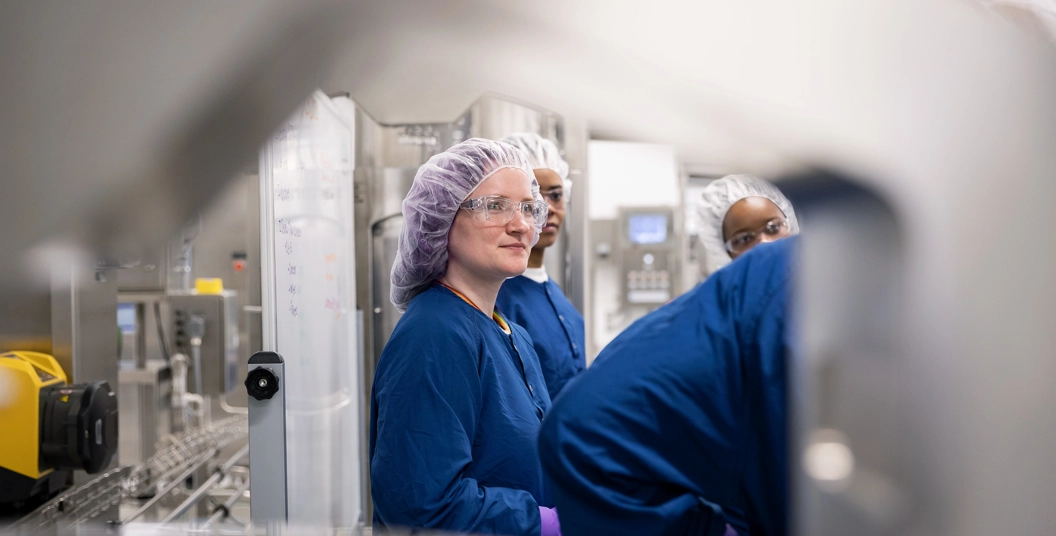 Des jeunes talents féminines dans un laboratoire