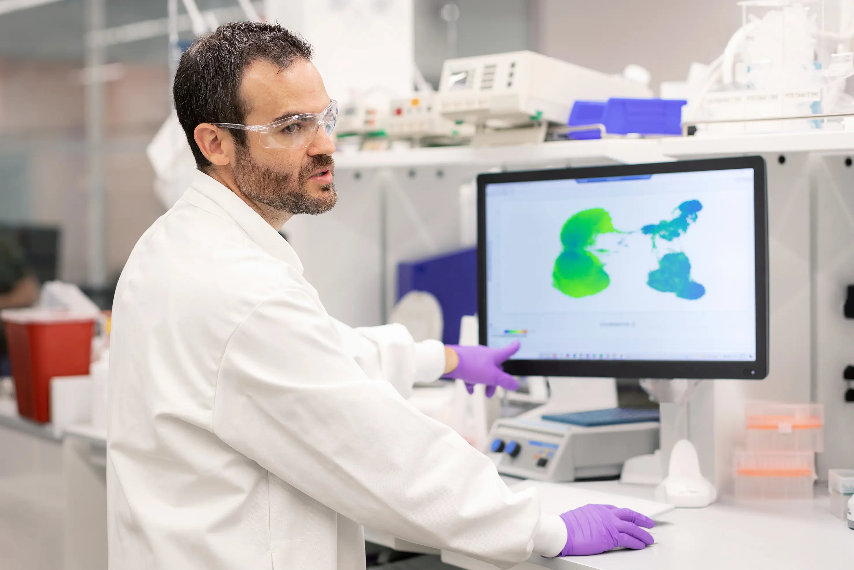 Un scientifique pointe du doigt un écran dans un laboratoire